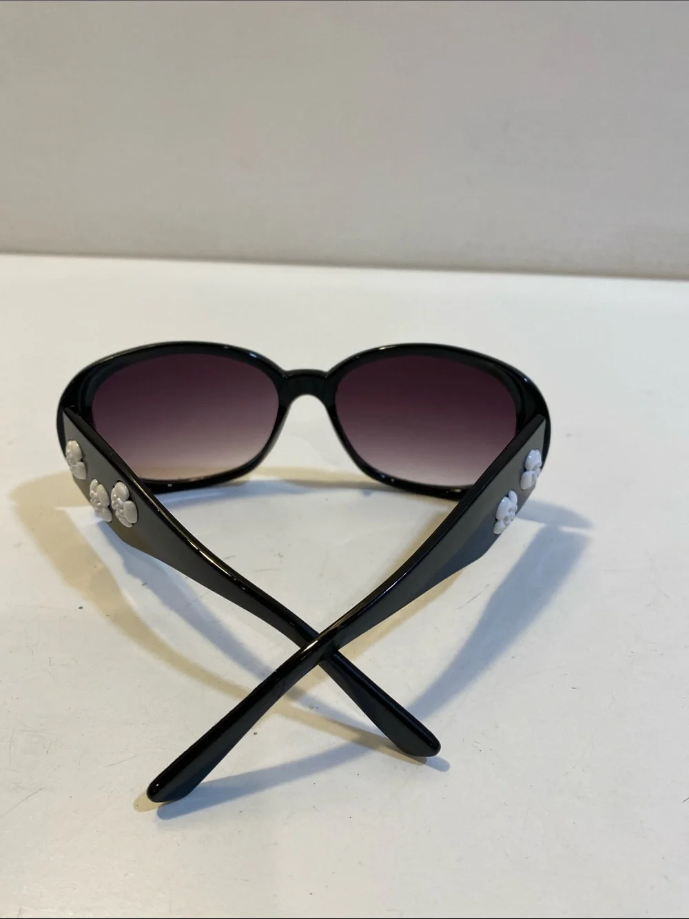 Women's Black Floral Accent Sunglasses